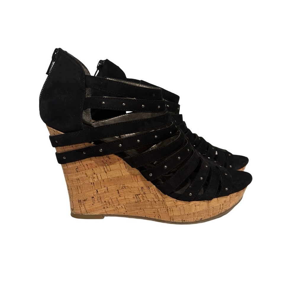Super cute wedges with grommet details
